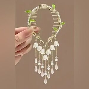 Chic Faux Pearl and Tulip Chandelier Ponytail Clip